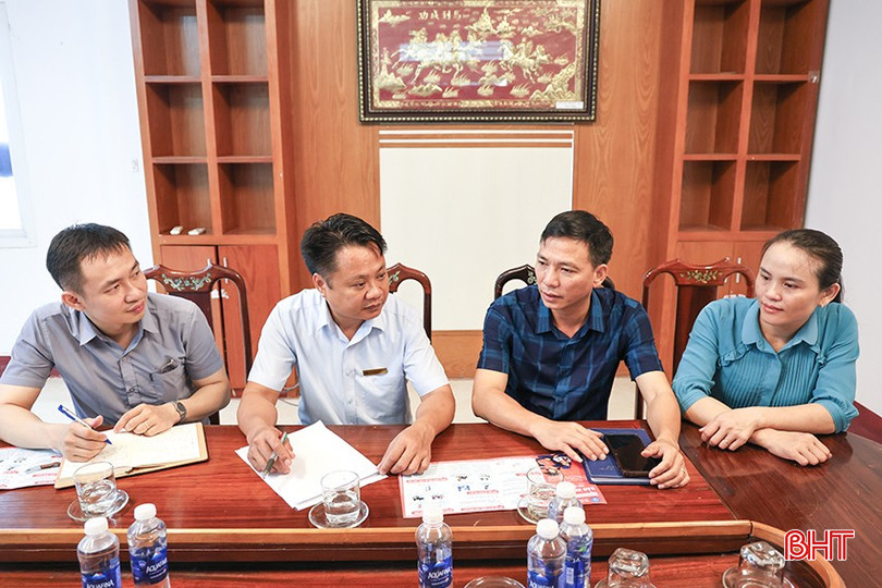 Trước thềm năm học mới, thầy Võ Tá Tình - Phó Hiệu trưởng Trường THPT Cẩm Xuyên (thứ 2 từ trái sang) làm việc với đại diện BHXH cơ sở Cẩm Xuyên về một số vướng mắc khi triển khai BHYT học sinh.