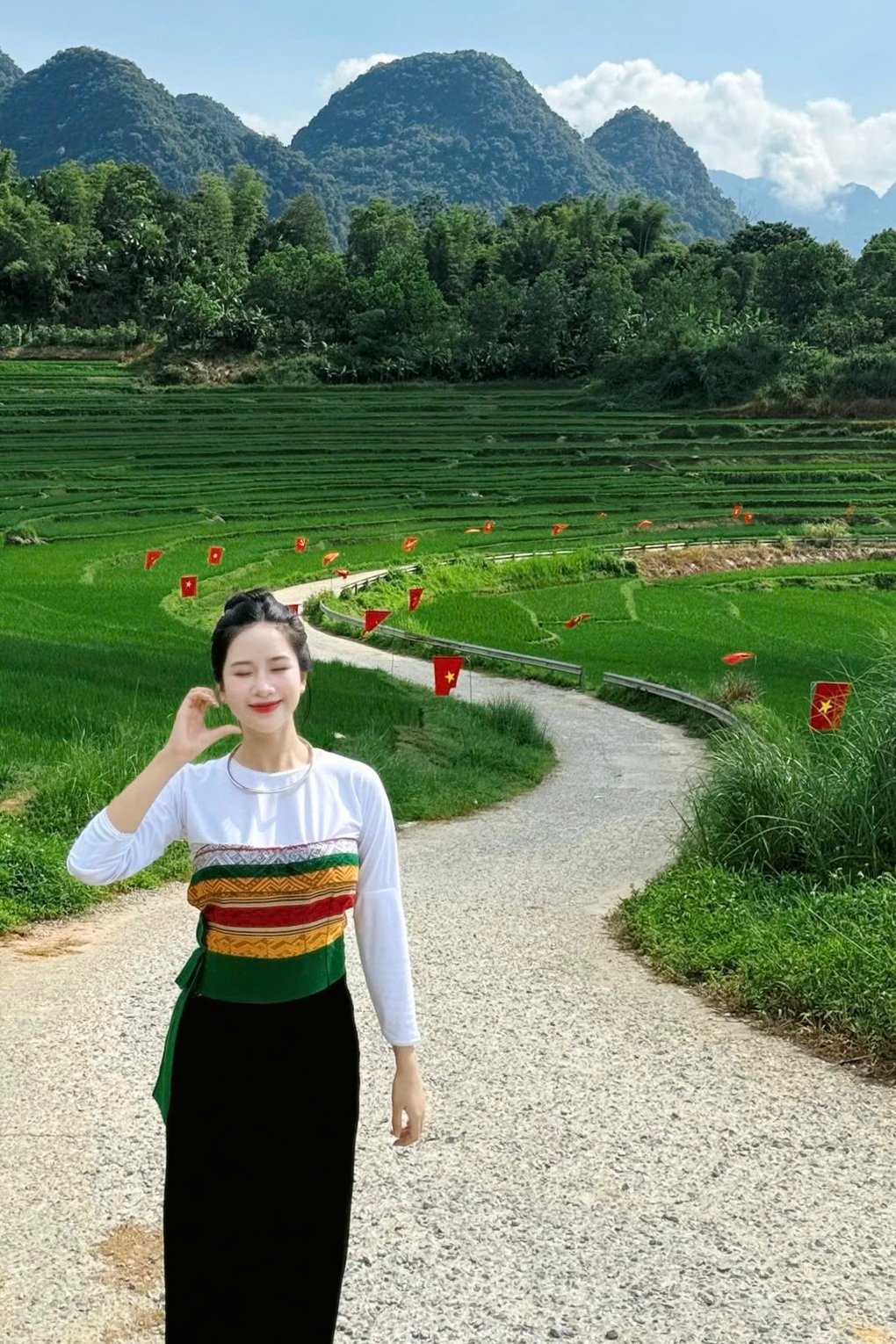 Con đường cờ đỏ sao vàng ở Pù Luông đẹp như tranh, hút khách dịp 2/9 - 1