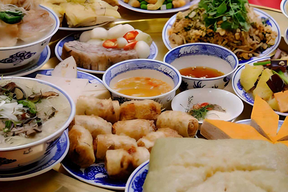 មុខម្ហូបសំខាន់ៗចំនួន 14 មុខដែលមិនអាចខ្វះបាននៅក្នុងថាសបុណ្យ Tet នៃតំបន់កណ្តាល ជាមួយនឹងរសជាតិវៀតណាមដ៏សម្បូរបែប