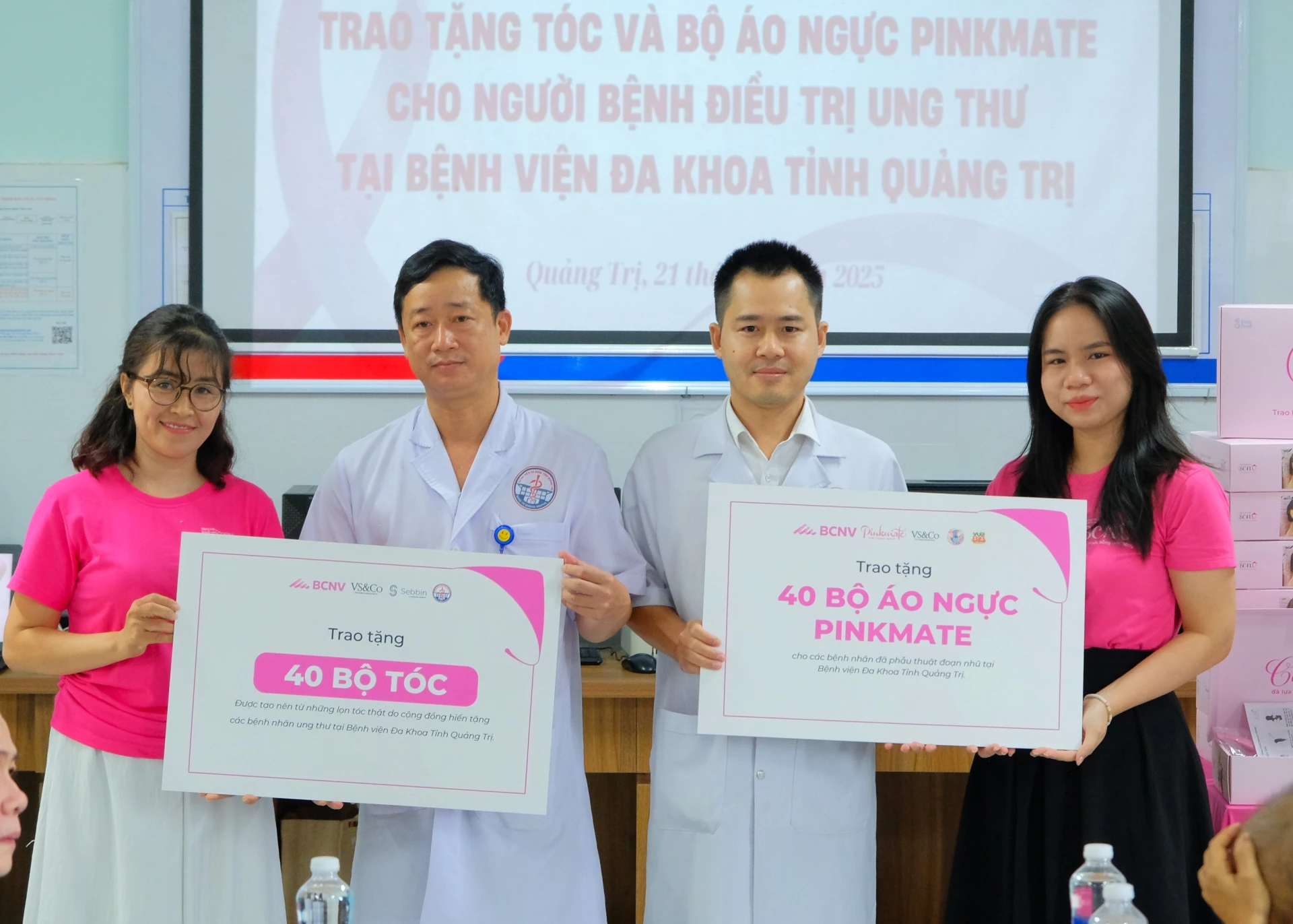 Trao tặng tóc giả và áo vú cho bệnh nhân ung thư