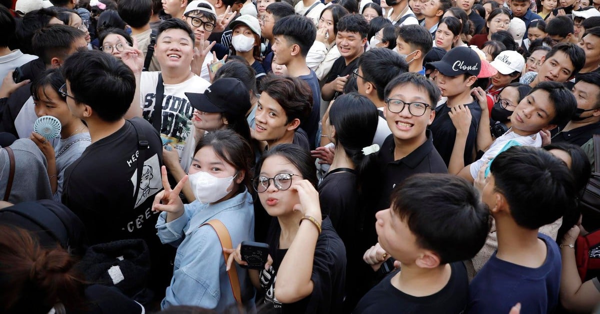 Hàng ngàn người chờ nhận vé 'Việt Nam trong tôi concert'