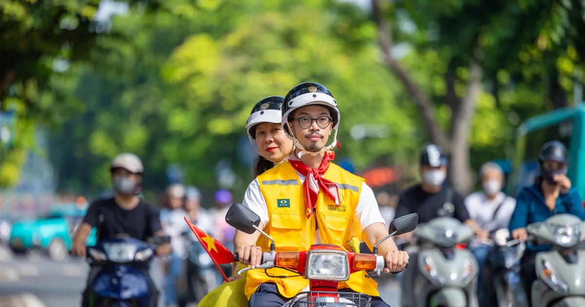 'Xe Độc Lập' - Trải nghiệm tour khám phá lịch sử Thủ đô bằng Honda DD