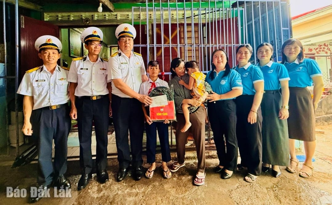Lữ đoàn 682 tặng quà học sinh nghèo trước thềm năm học mới