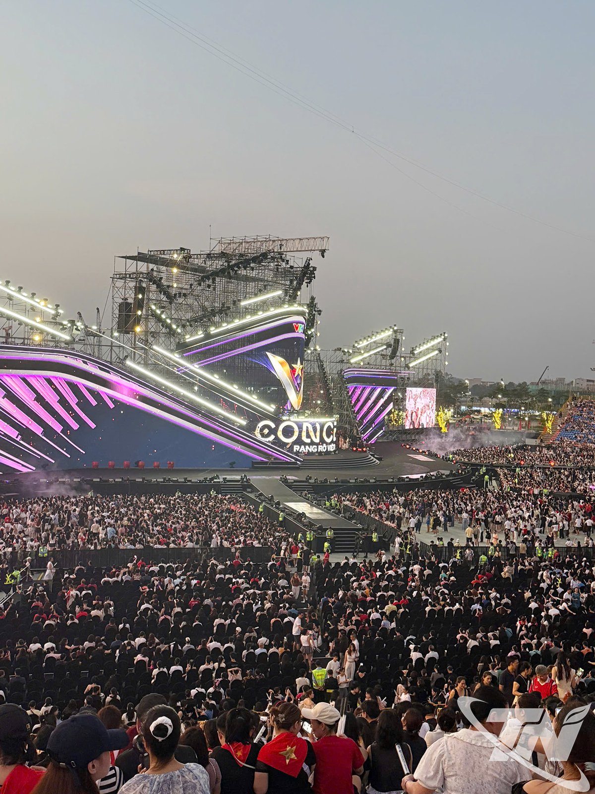 
Chương trình V Concert - Rạng rỡ Việt Nam thu hút hàng chục nghìn khán giả.






