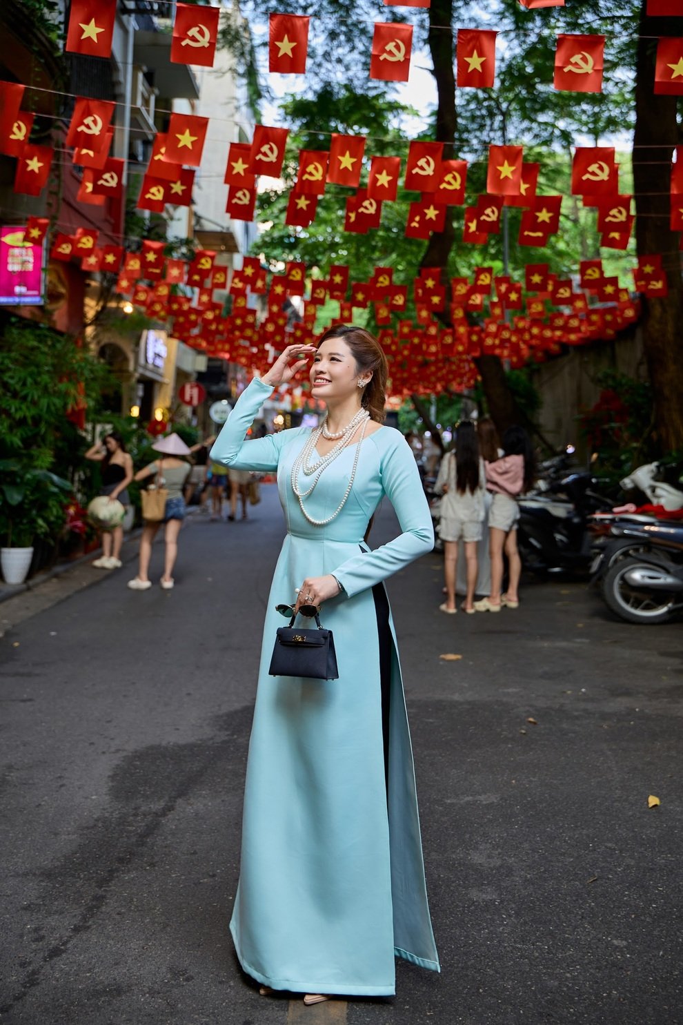 Phan Hoàng Thu diện áo dài giữa không khí Hà Nội rực rỡ cờ hoa - 2