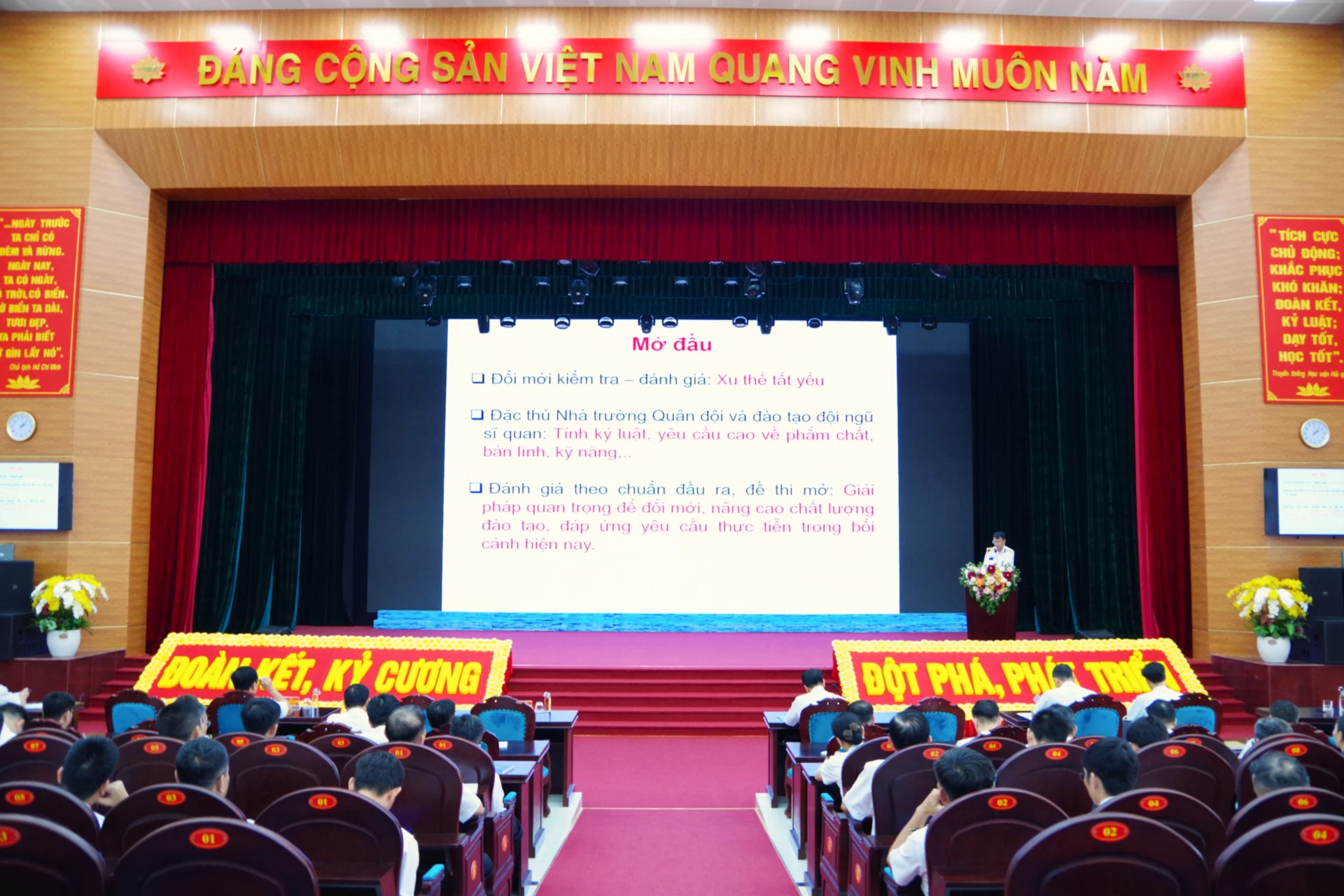 Học viện Hải quân tổ chức hội nghị ra đề thi mở