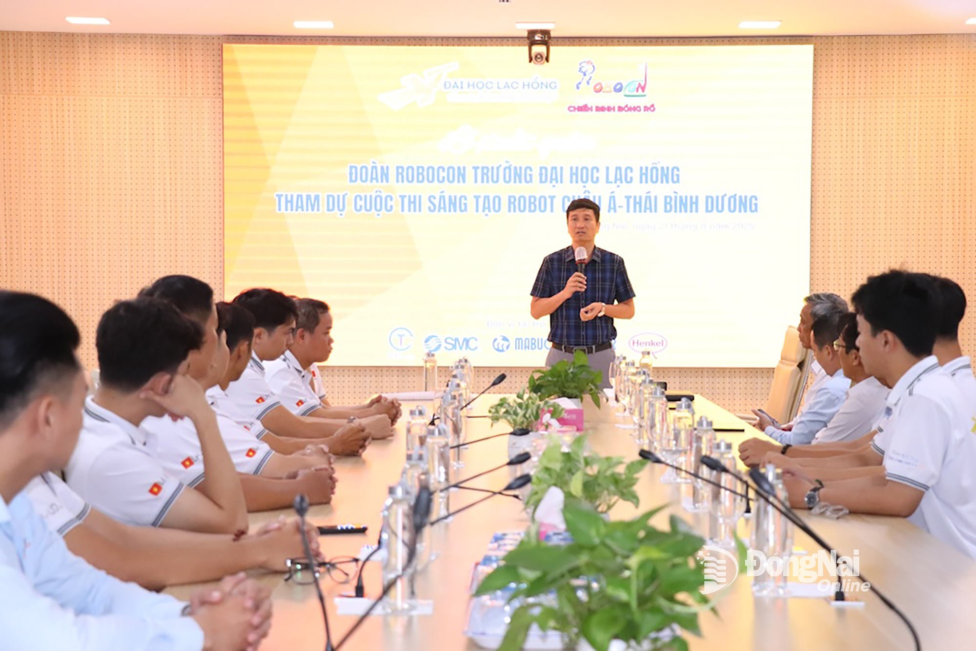 Associate Professor Dr. Nguyen Vu Quynh, Vice Rector of Lac Hong University, congratulated the LH UDS team before leaving for the ABU Robocon Competition. Photo: Hai Yen 