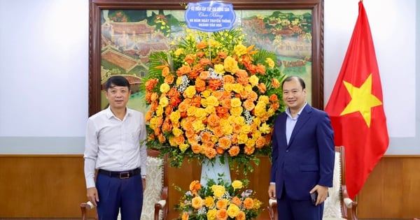 El Viceministro Permanente Le Hai Binh recibió a la delegación de líderes de la Revista Comunista que visitaban y felicitaron al Ministerio de Cultura, Deportes y Turismo por el 80º aniversario del Día Tradicional del Sector Cultural.