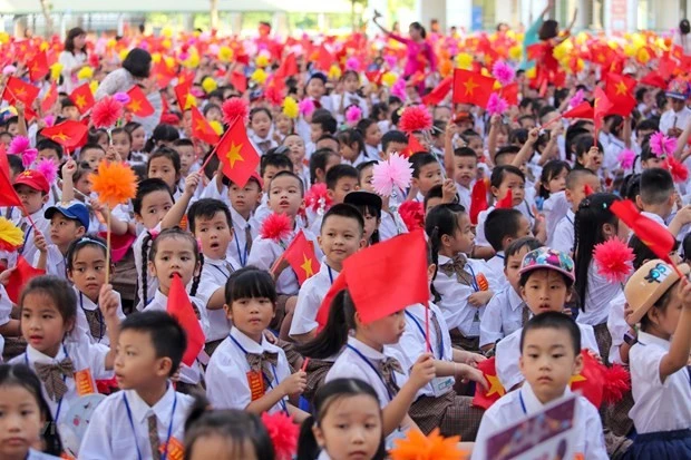La ceremonia de apertura del nuevo año escolar en Phu Tho está asociada con el 80 aniversario del sector educativo.