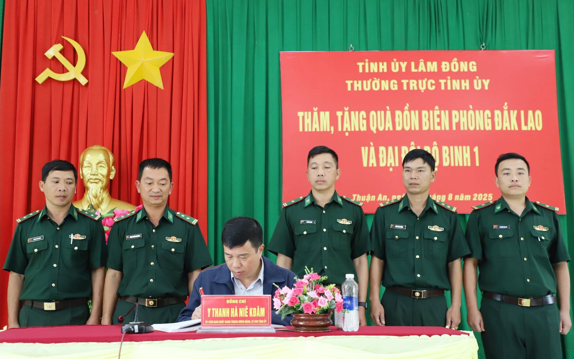 Bí thư Tỉnh ủy Lâm Đồng Y Thanh Hà Niê Kđăm ghi Sổ vàng lưu niệm Đồn Biên phòng Đắk Lao