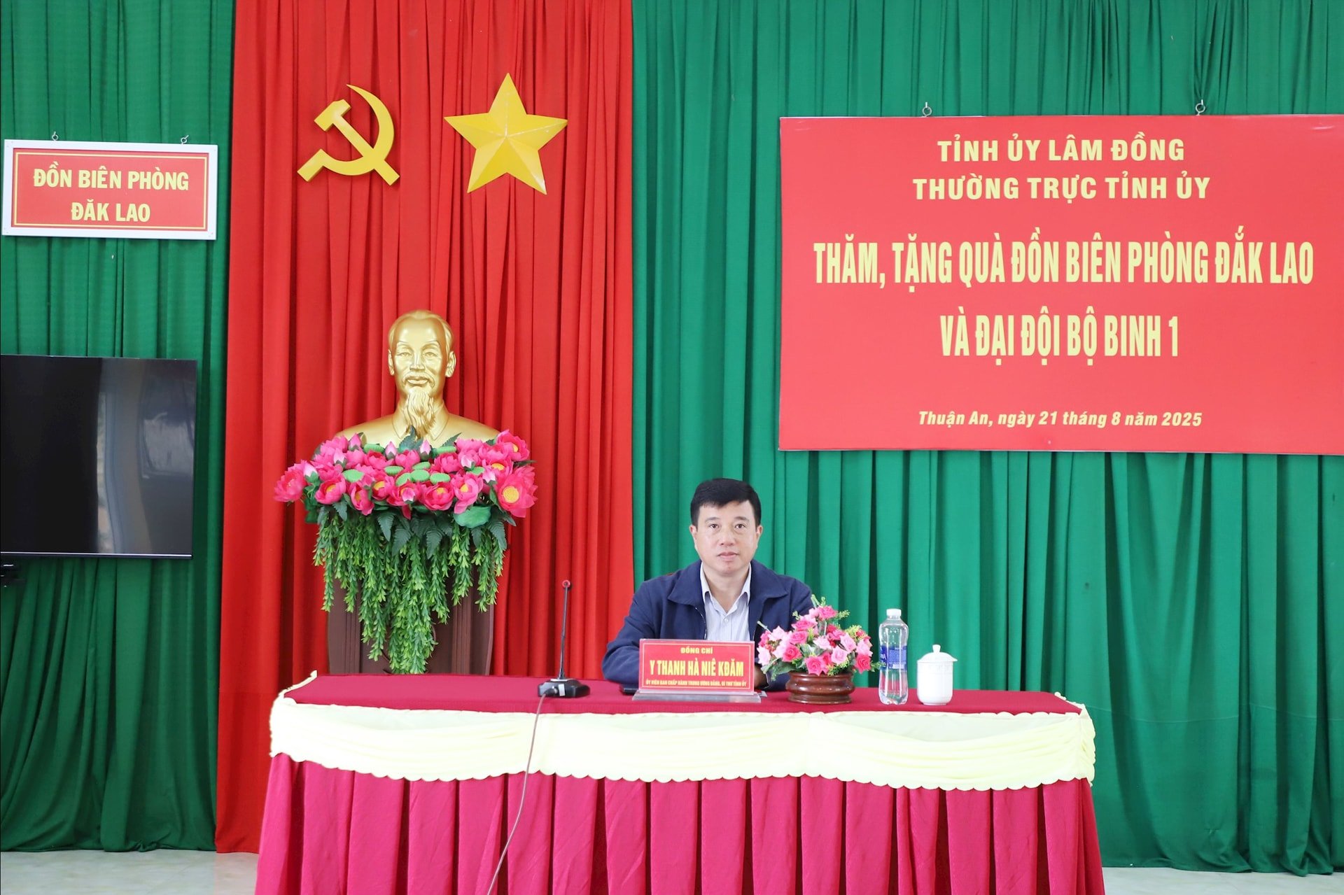 Đồng chí Y Thanh Hà Niê Kđăm, Ủy viên Ban Chấp hành Trung ương Đảng, Bí thư Tỉnh ủy, Trưởng Đoàn ĐBQH tỉnh Lâm Đồng làm việc Đồn Biên phòng Đắk Lao và Đại đội Bộ binh 1
