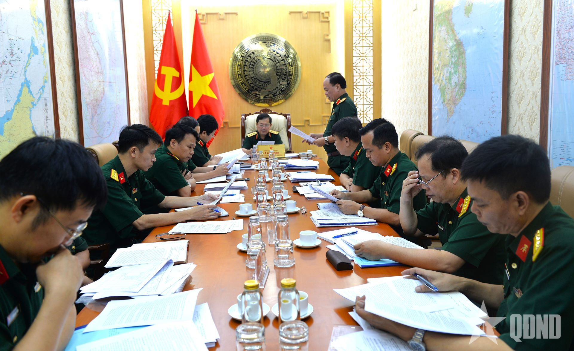 Senior Lieutenant General Le Huy Vinh works with the General Department of Logistics and Engineering on improving the capacity of military technical safety inspection.