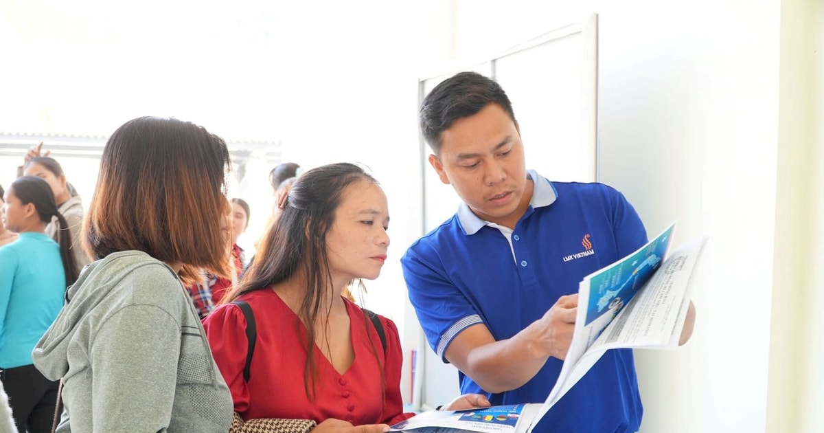 Plus de 200 personnes de la commune de Tay Giang ont participé au salon de l'emploi.