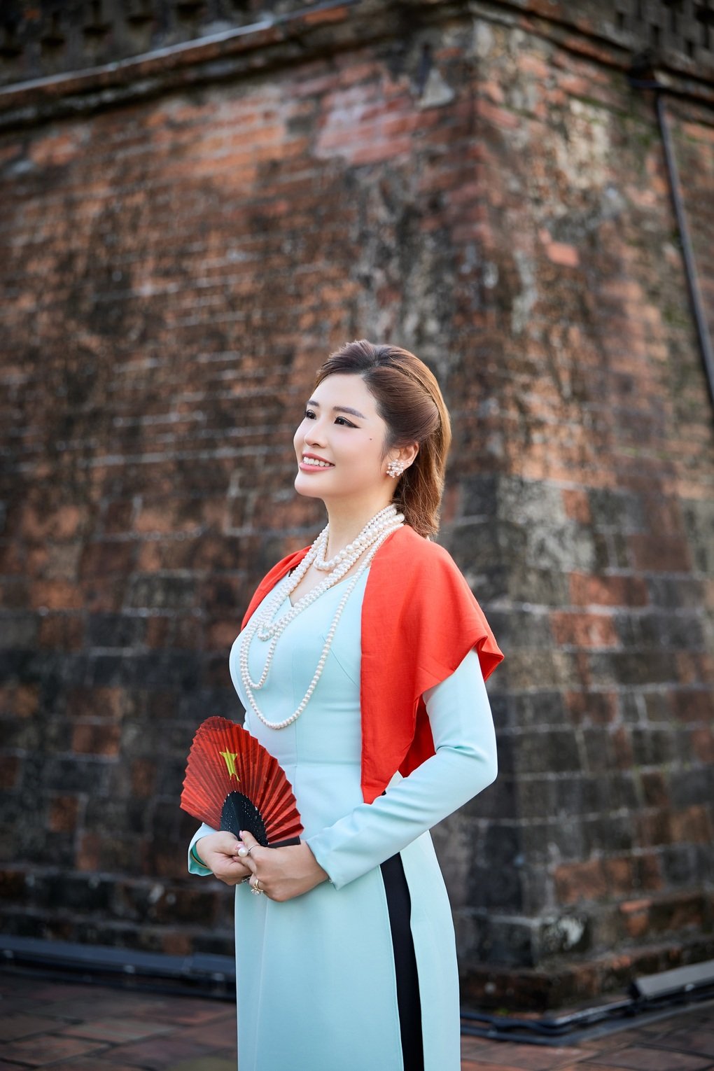 Phan Hoàng Thu diện áo dài giữa không khí Hà Nội rực rỡ cờ hoa - 1