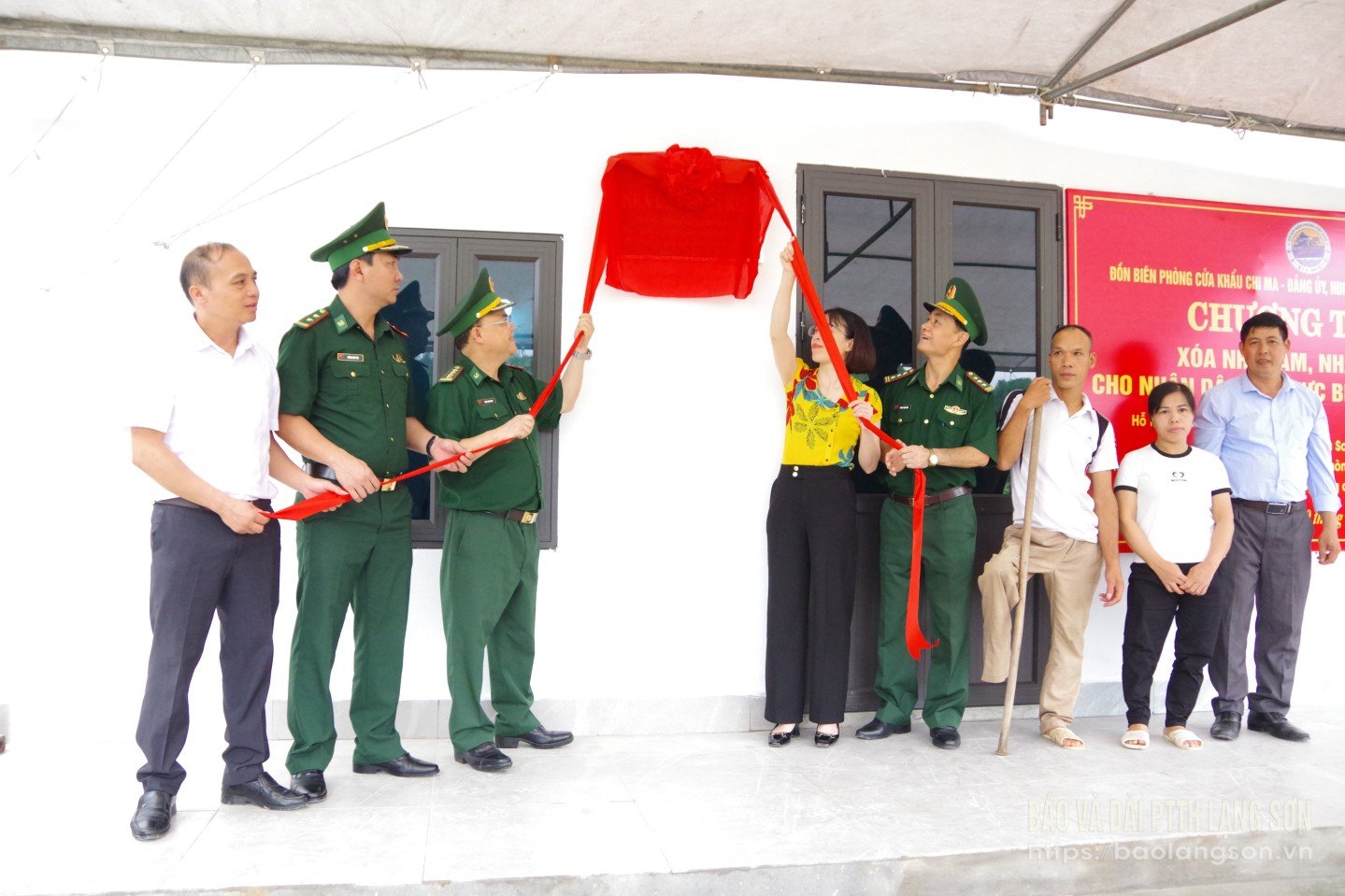 Các đại biểu kéo băng khánh thành
