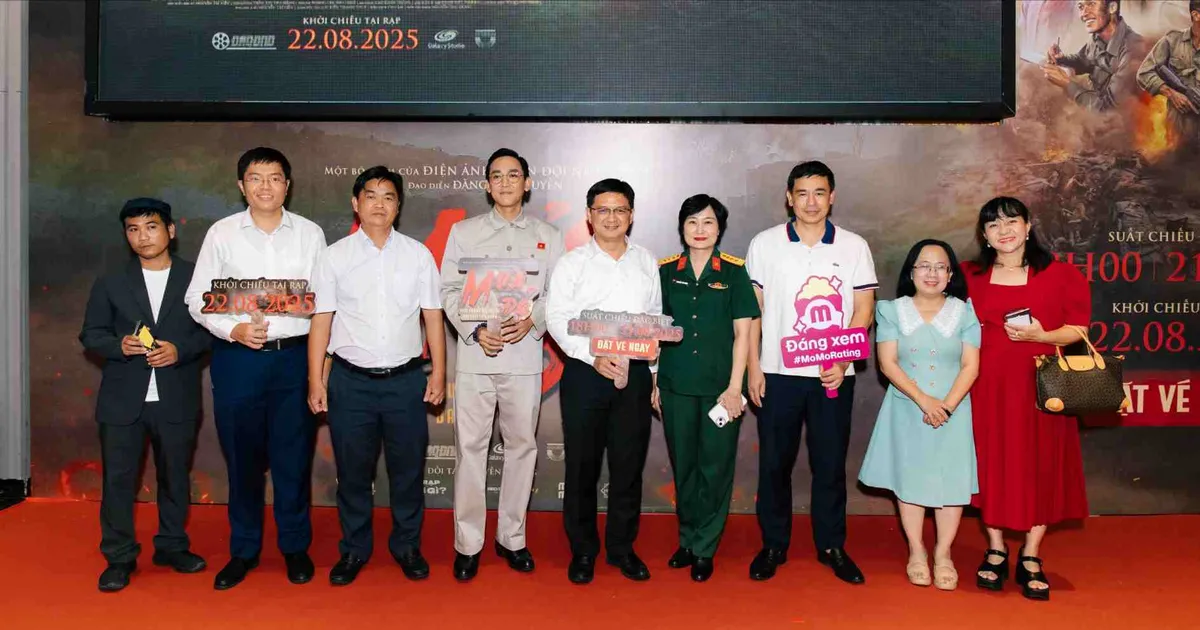 Dàn nghệ sĩ “đội mưa” đến chúc mừng phim Mưa đỏ