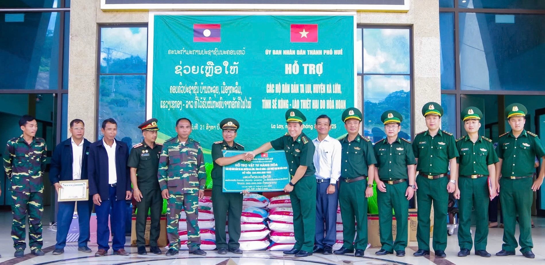 Trao hỗ trợ cho người dân bản Ta Lui