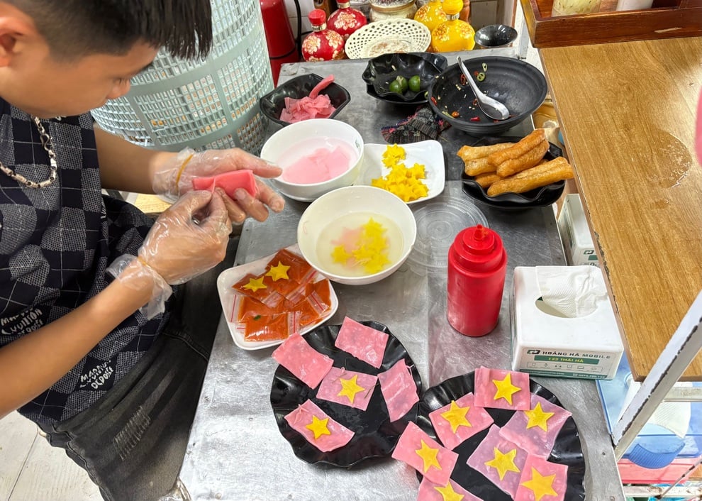 Quán phở gà “yêu nước” gây sốt dịp Quốc khánh 2/9 ở Hà Nội - 2