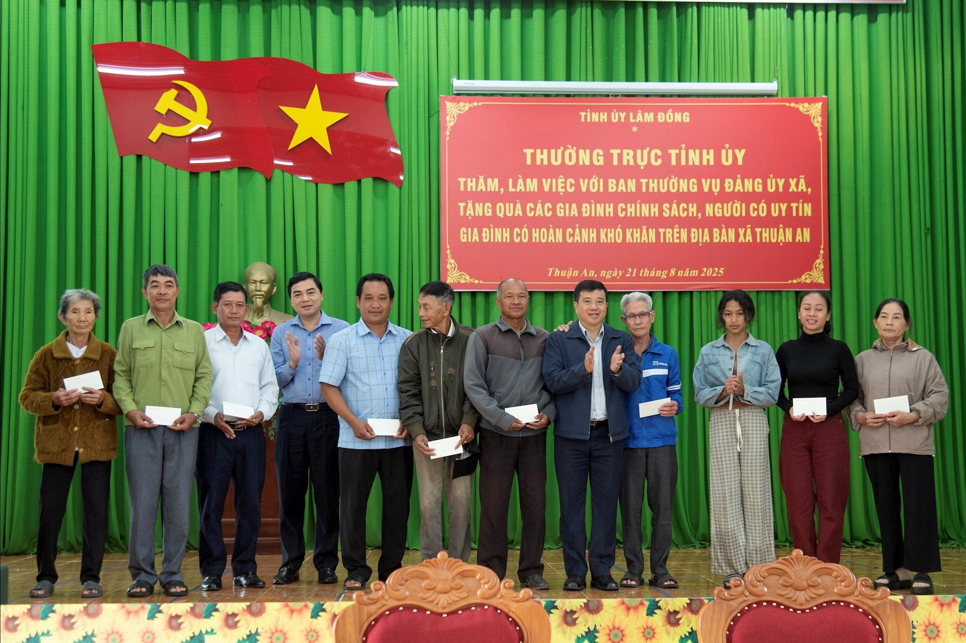 Đồng chí Y Thanh Hà Niê Kđăm và đồng chí Nguyễn Hoài Anh tặng quà tới các hoàn cảnh khó khăn trên địa bàn xã (Ảnh: Thanh Hải)