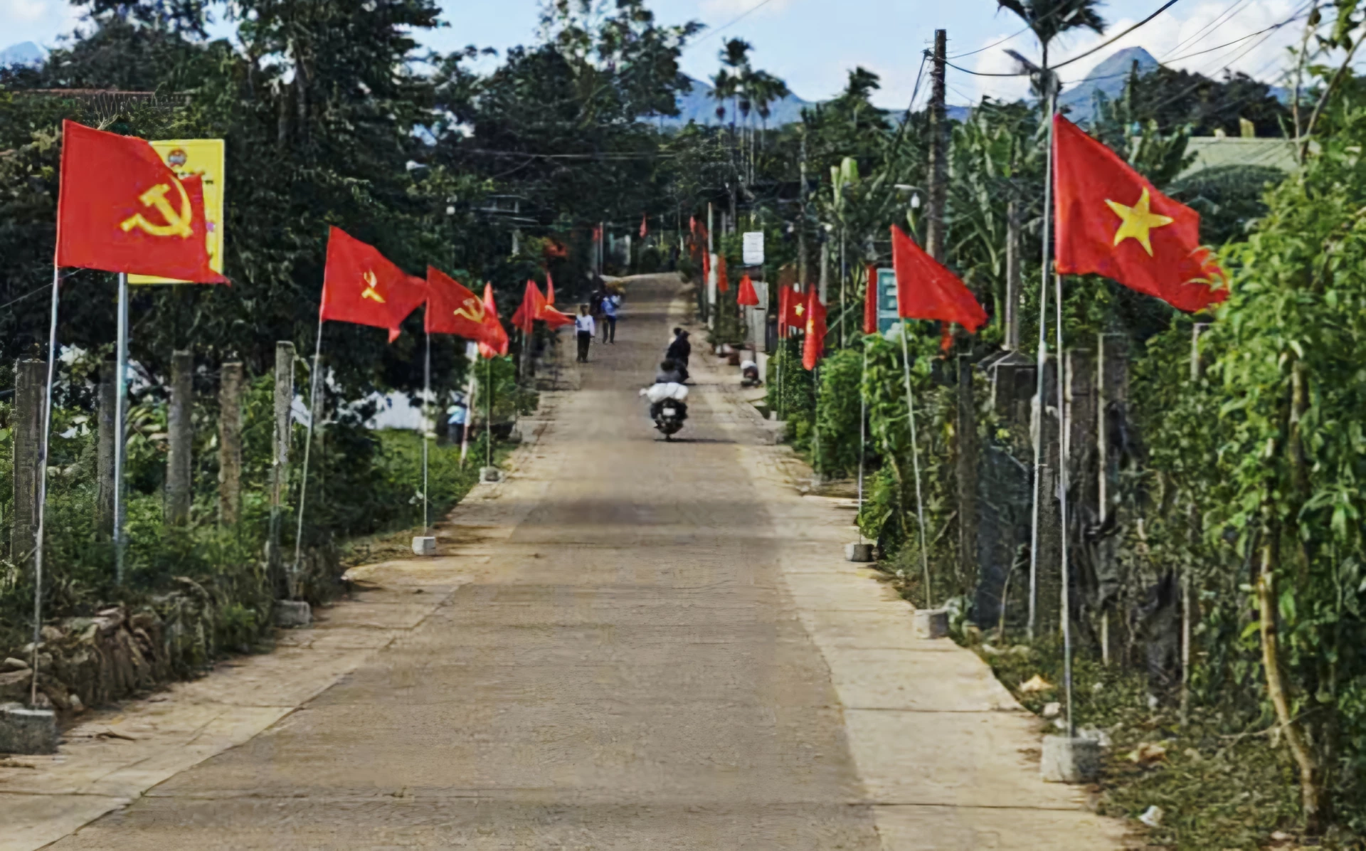 Xã Tân Lập xây dựng đường cờ Đảng, cờ Tổ quốc chào mừng đại hội Đảng các cấp - Ảnh: K.S