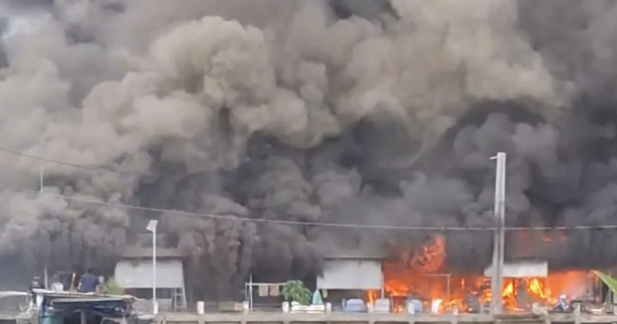Ca Mau: A big fire is going on at Thanh Tung market.