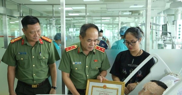 Tặng Bằng khen của Chủ tịch UBND TP Hà Nội cho Đại úy Lê Đình Công