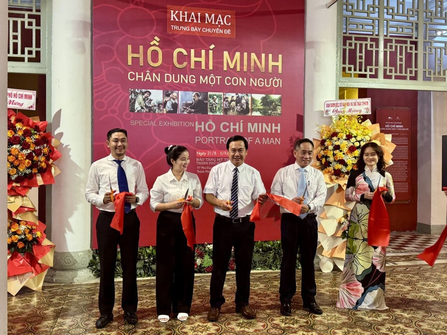 Các đại biểu cắt băng khai mạc trưng bày.