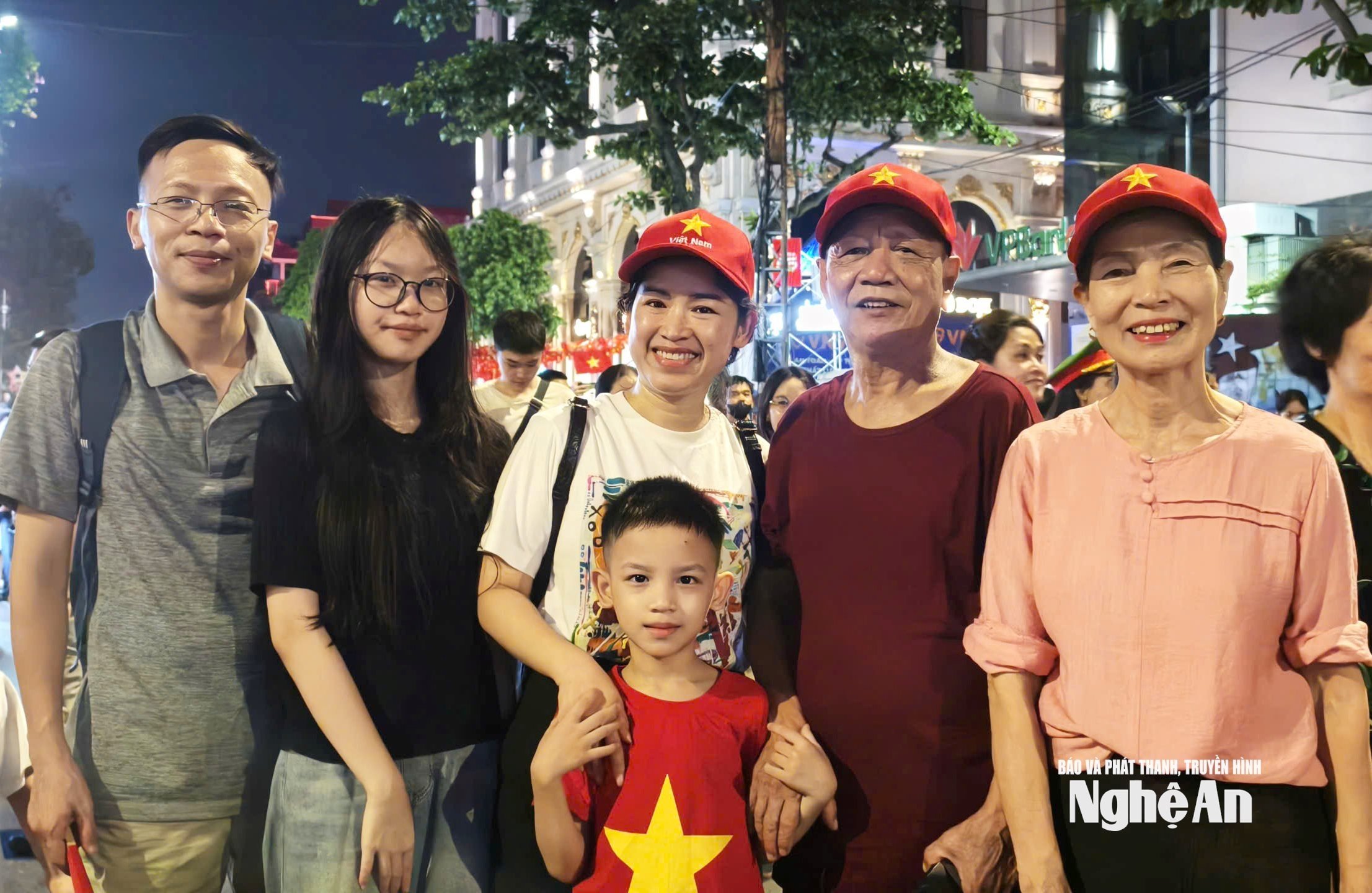 ប្រជាជន Nghe An ទៅរដ្ឋធានី A80 ។ រូបថត៖ Diep Thanh ១០