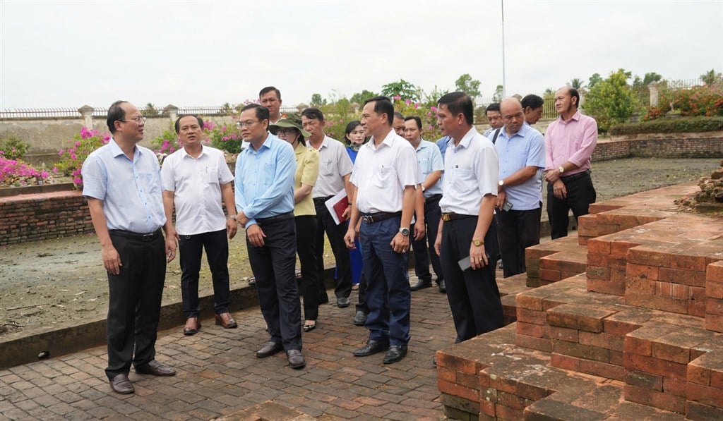 Bí thư Tỉnh ủy Nguyễn Hồ Hải kiểm tra các công trình, di tích lịch sử