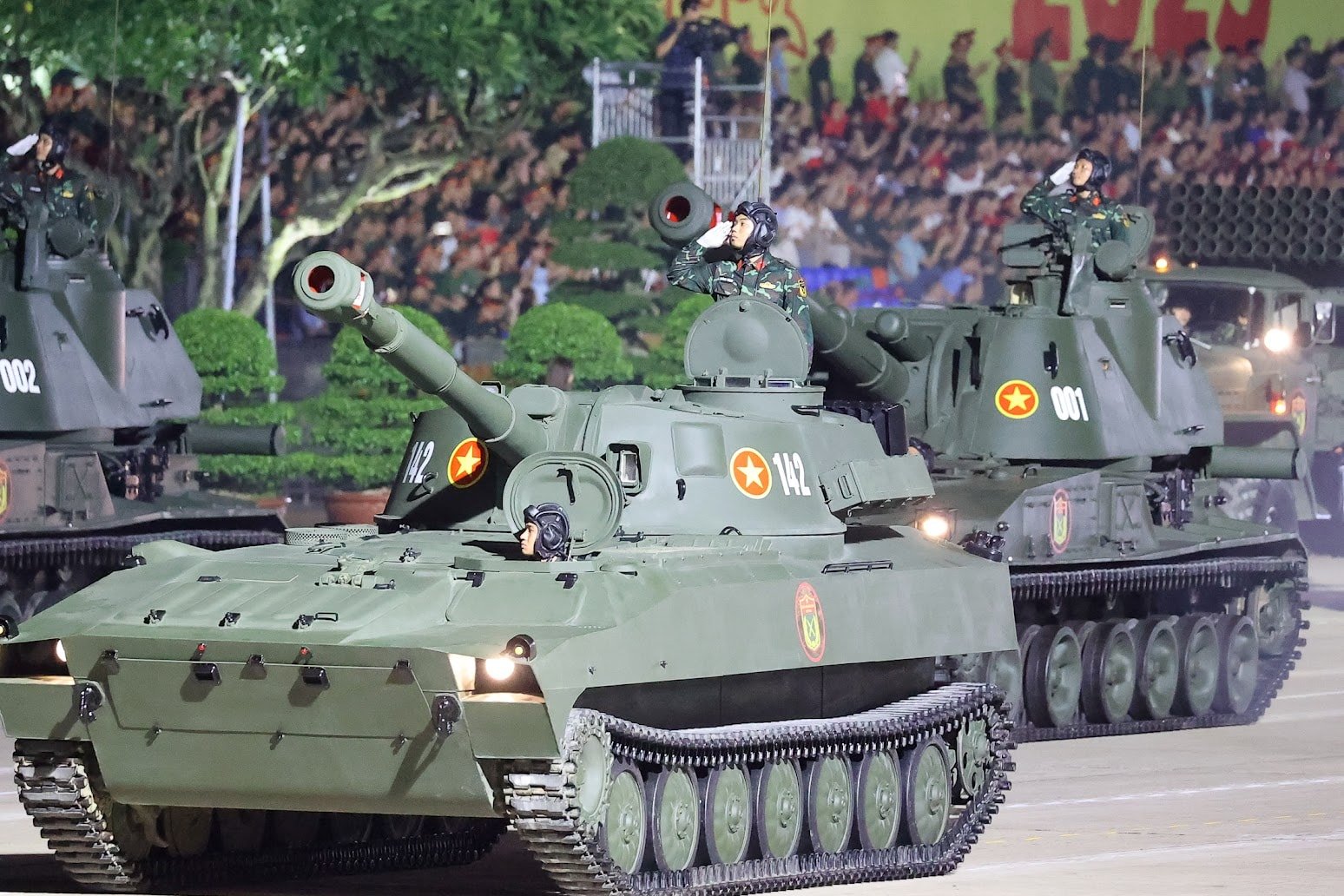 Осмотр вооружения, военной техники и транспортных средств, участвовавших в совместных учениях на площади Бадинь вечером 21 августа.