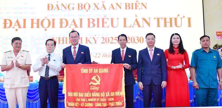 Trưởng ban Tổ chức Tỉnh ủy An Giang Phạm Hoàng Nam dự đại hội Đảng bộ xã An Biên