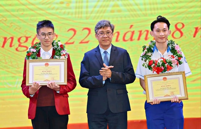 Lâm Đồng thưởng học sinh đạt Huy chương Bạc Olympic Tin học quốc tế 200 triệu đồng - Ảnh 2.