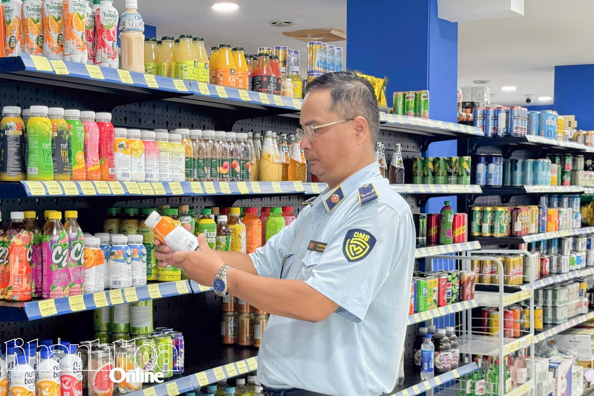 市場管理部隊がムーンミルクコンビニエンスストア（ニャチャン地区）で商品をチェックしている。