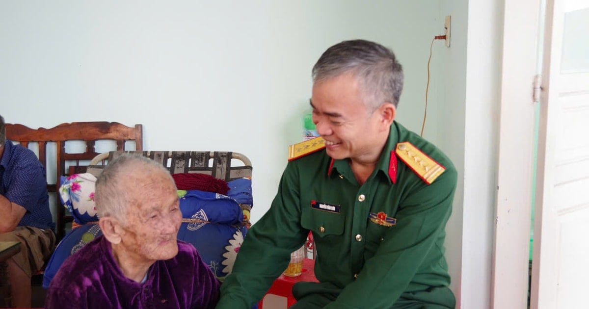 Bộ CHQS tỉnh Lâm Đồng thăm, tặng quà gia đình chính sách, người có công