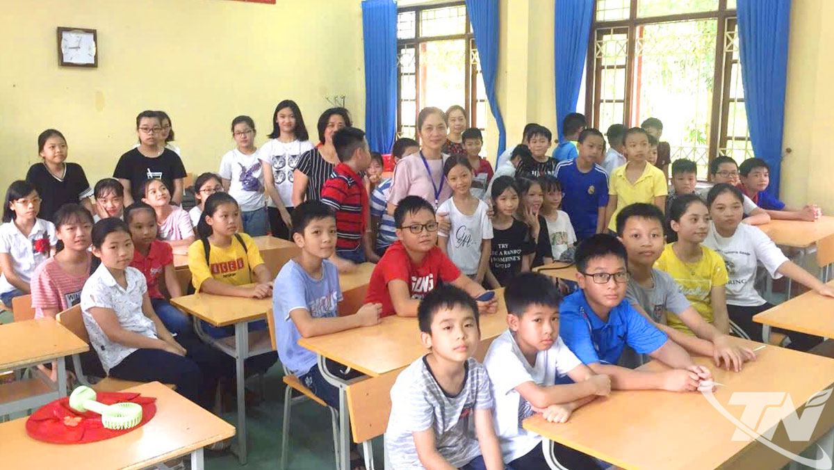Cô giáo Phùng Thị Thu Hiền cùng các học trò sau tiết học.
