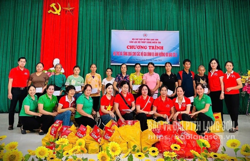 Câu lạc bộ Thắp sáng niềm tin trao quà hỗ trợ cho các hộ bị ảnh hưởng bởi cơn bão số 3 trên địa bàn tỉnh