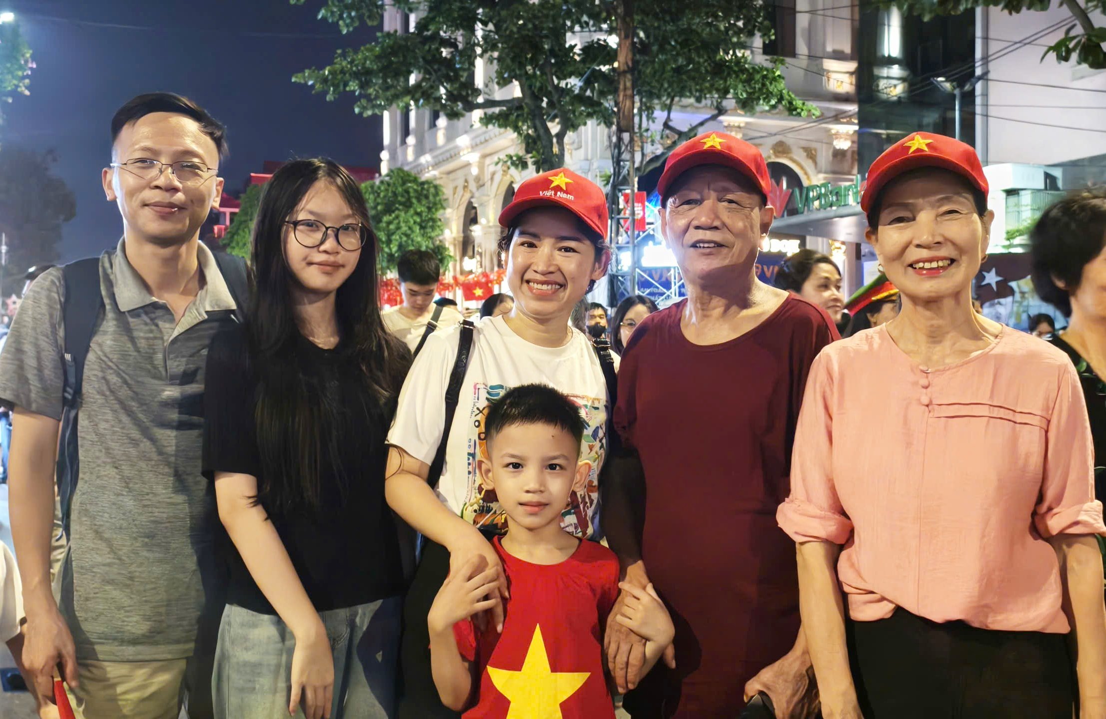 Người dân Nghệ An nô nức ra Thủ đô viếng Bác, hòa mình vào không khí đại lễ