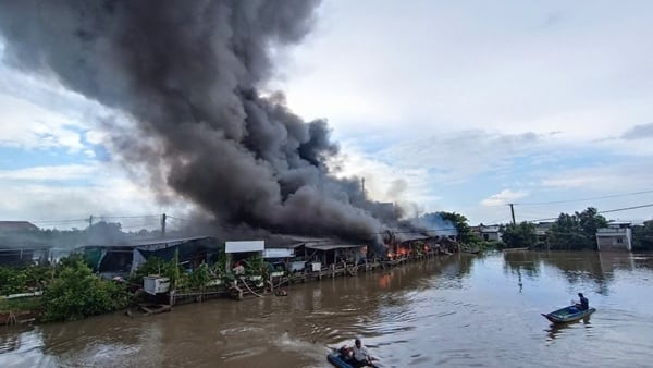 Man in Ca Mau sets fire to house, causing 56 kiosks to burn down