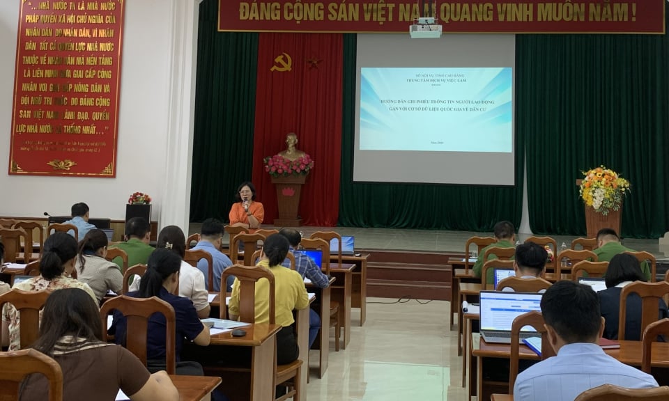 Tập huấn nghiệp vụ thu thập thông tin người lao động gắn với cơ sở dữ liệu quốc gia về dân cư - Báo Cao Bằng điện tử