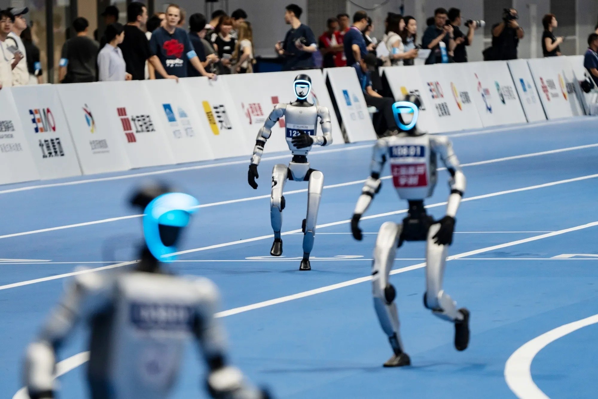robot hinh nguoi,  humanoid la gi,  nguoi may bieu dien,  robot nhay mua anh 6