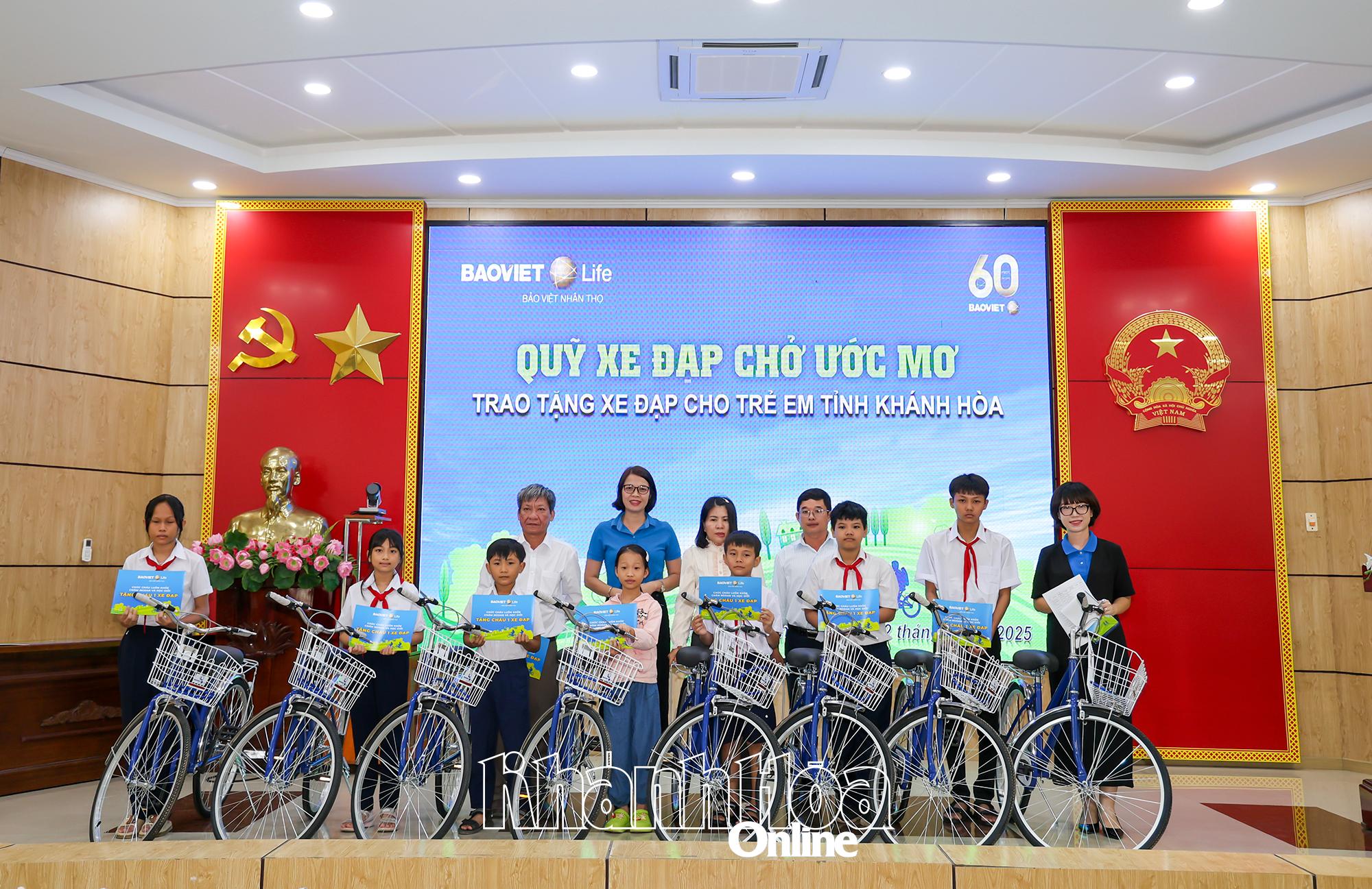 Bao Viet Life Khanh Hoa fait don de 15 vélos aux étudiants en difficulté