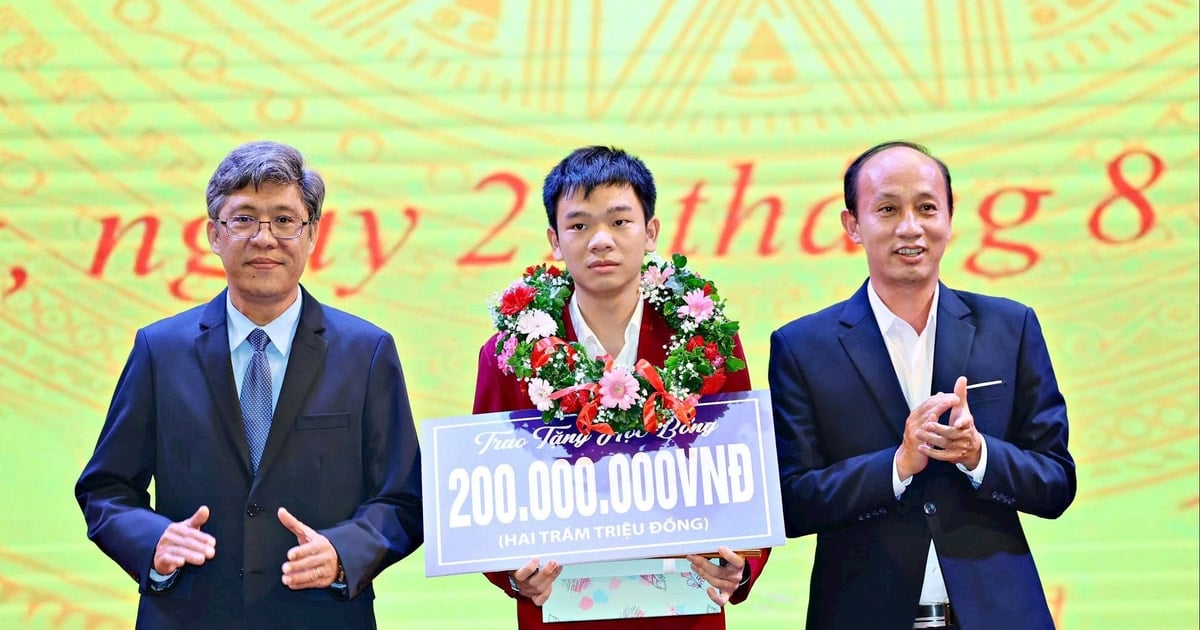 Học sinh đạt Huy chương Bạc Olympic Tin học quốc tế được tỉnh Lâm Đồng thưởng 200 triệu đồng