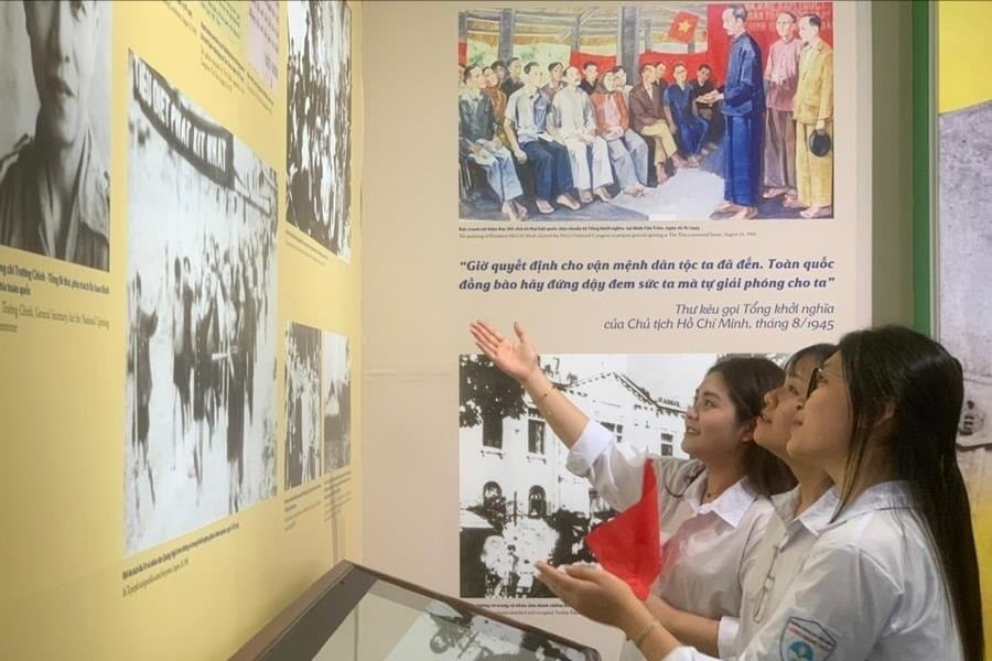 พิธีเปิดนิทรรศการ 'รอยประทับแห่งฤดูใบไม้ร่วงประวัติศาสตร์'