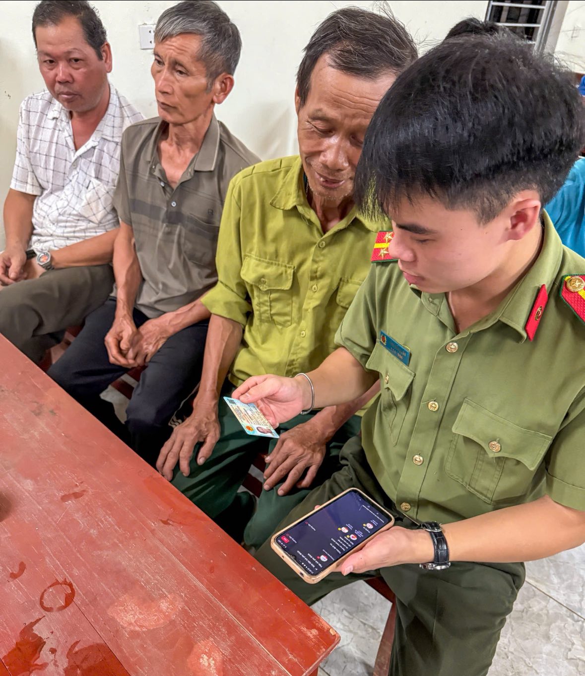 Công an xã đưa "bình dân học vụ số" về thôn- Ảnh 3.