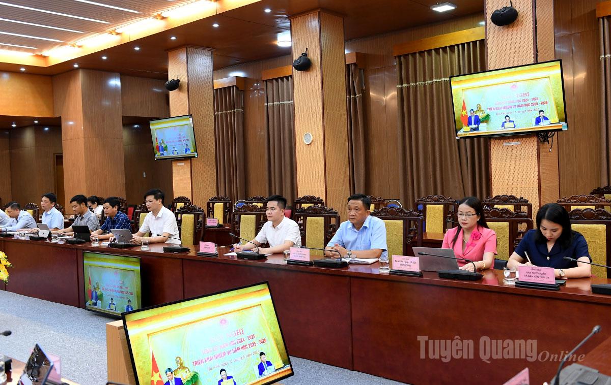 Delegierte, die an der Konferenz an der Brücke der Provinz Tuyen Quang teilnehmen