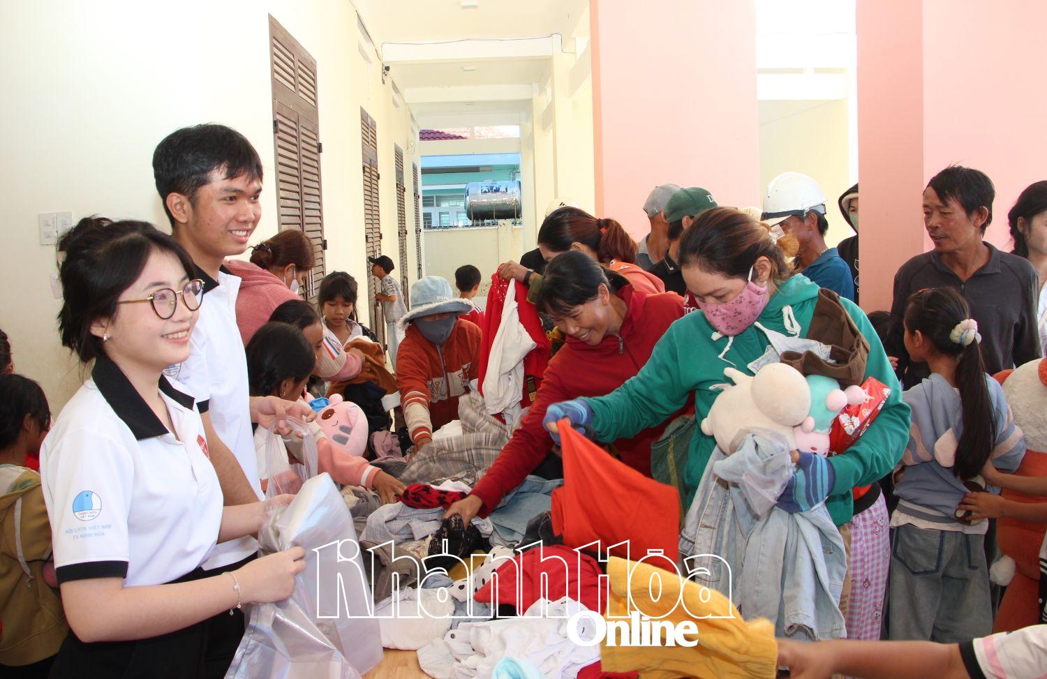 People participate in choosing old clothes and stuffed animals at the 0 VND booth.