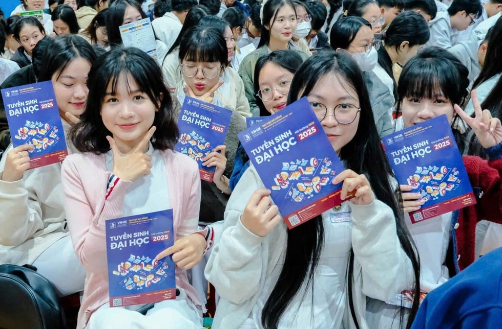 Đại học Đà Nẵng công bố điểm chuẩn 2025: Sư phạm dẫn đầu gần 29 điểm- Ảnh 1.