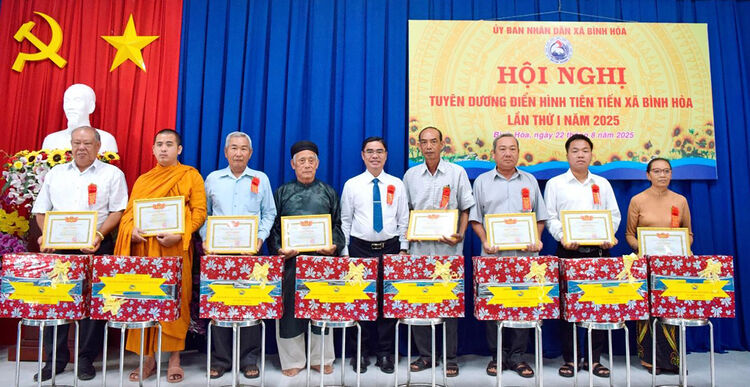 Binh Hoa Commune commends advanced models for the first time in 2025