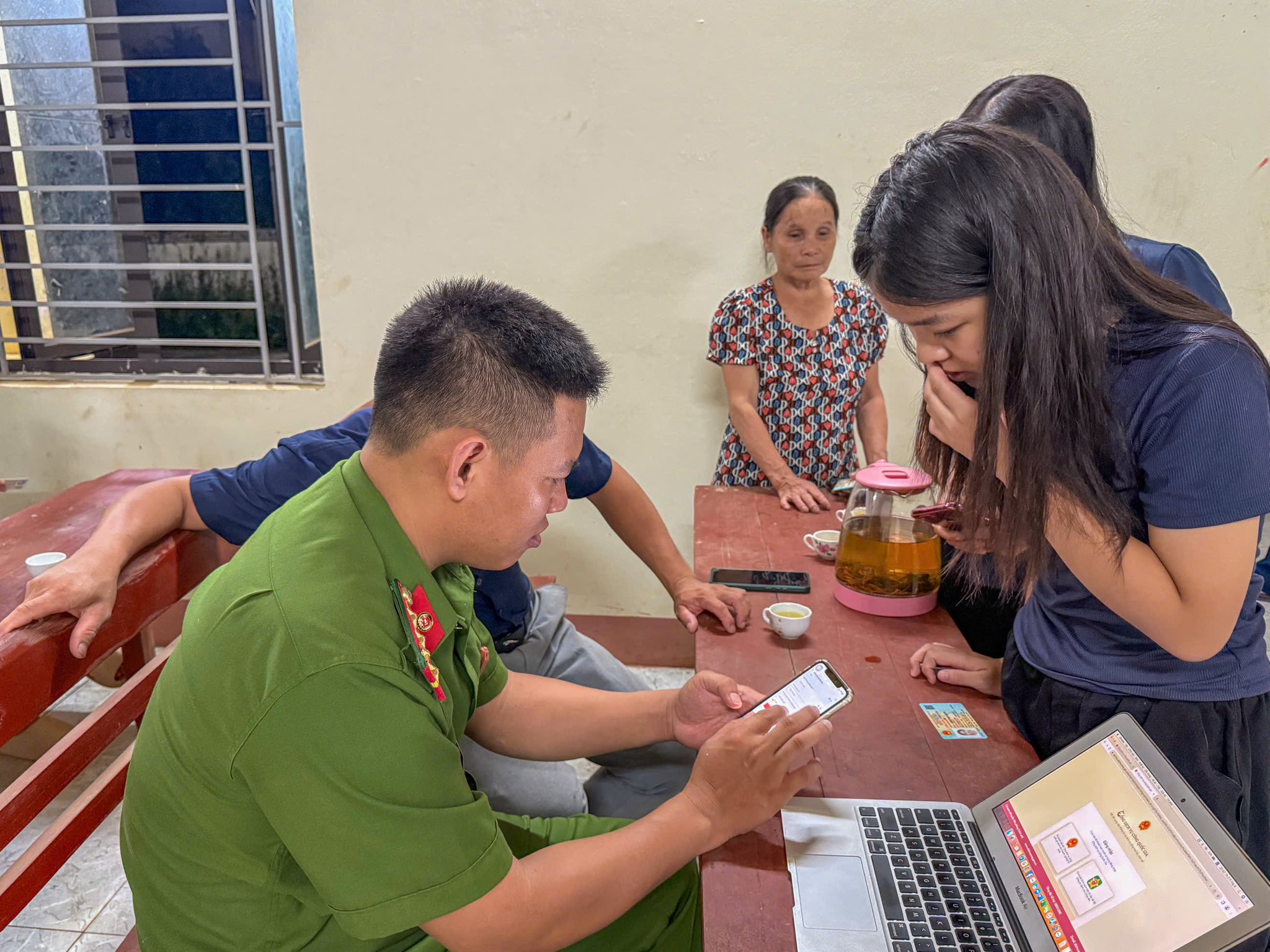 Công an xã đưa "bình dân học vụ số" về thôn- Ảnh 2.