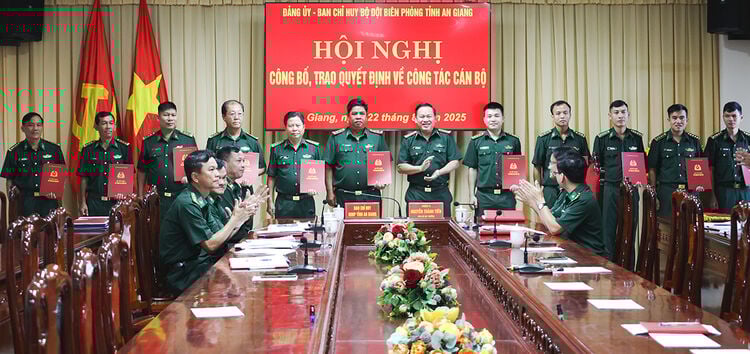 Bộ đội Biên phòng tỉnh An Giang trao quyết định công tác cán bộ